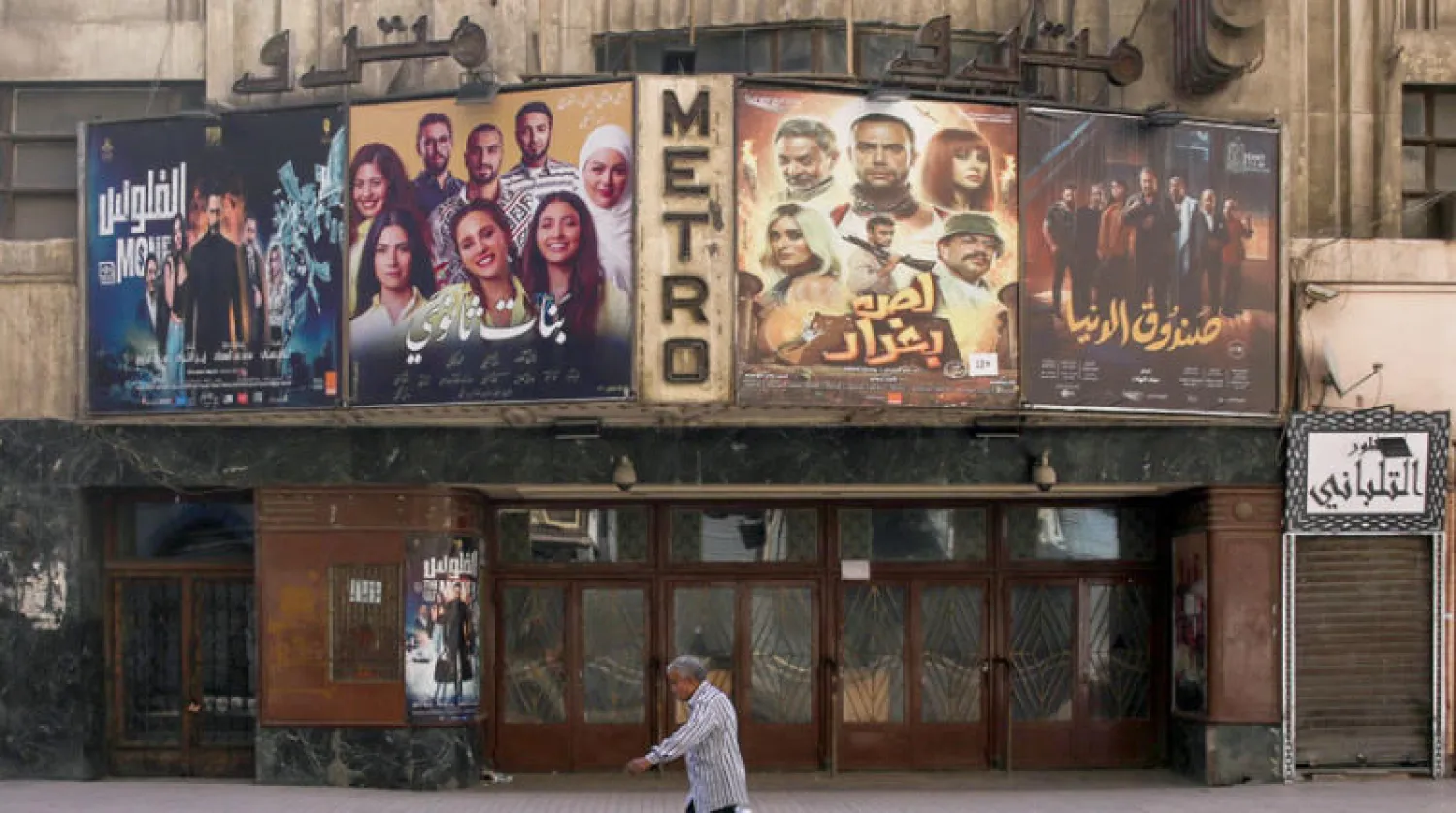 شارع طلعت حرب في القاهرة شبه مهجور وتبدو سينما مترو وقد أغلقت أبوابها (أ.ف.ب)