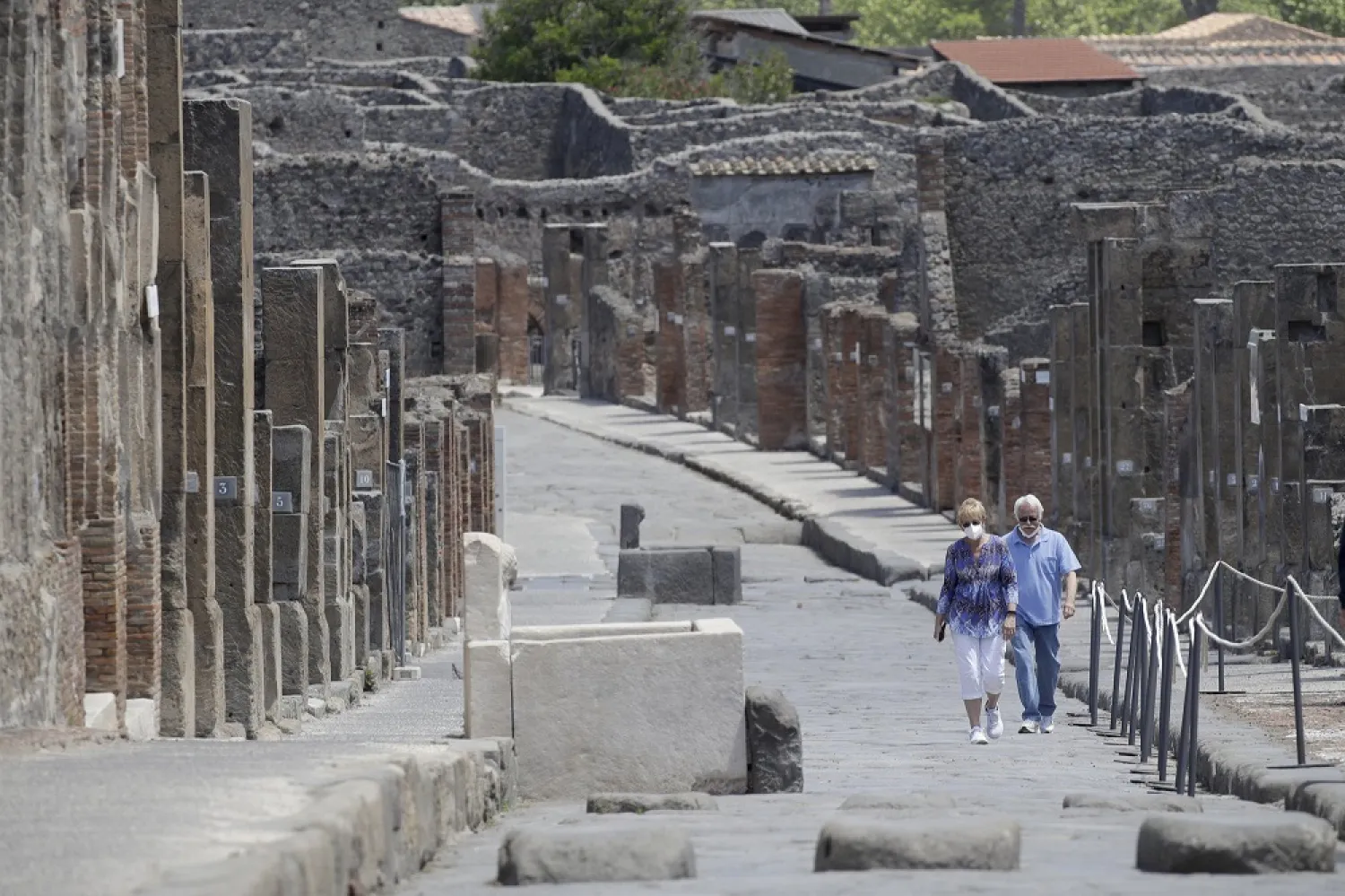 Colleen and Marvin Hewson, from the United States, visit the archaeological site of Pompeii, near Naples, southern Italy, May 26, 2020. (AP)