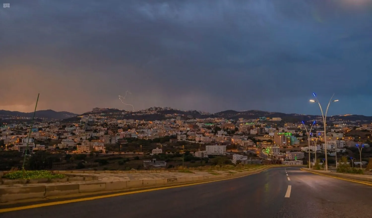 Streets are deserted in Saudi Arabia's al-Baha amid rainfall during curfew imposed over the coronavirus. (SPA)