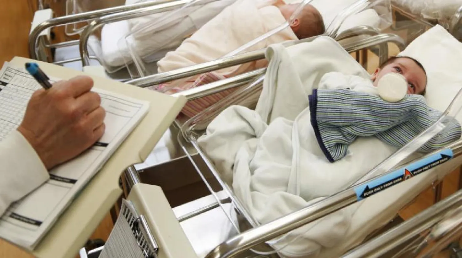 New York'taki bir hastanede yeni doğmuş bebekler (AP)
