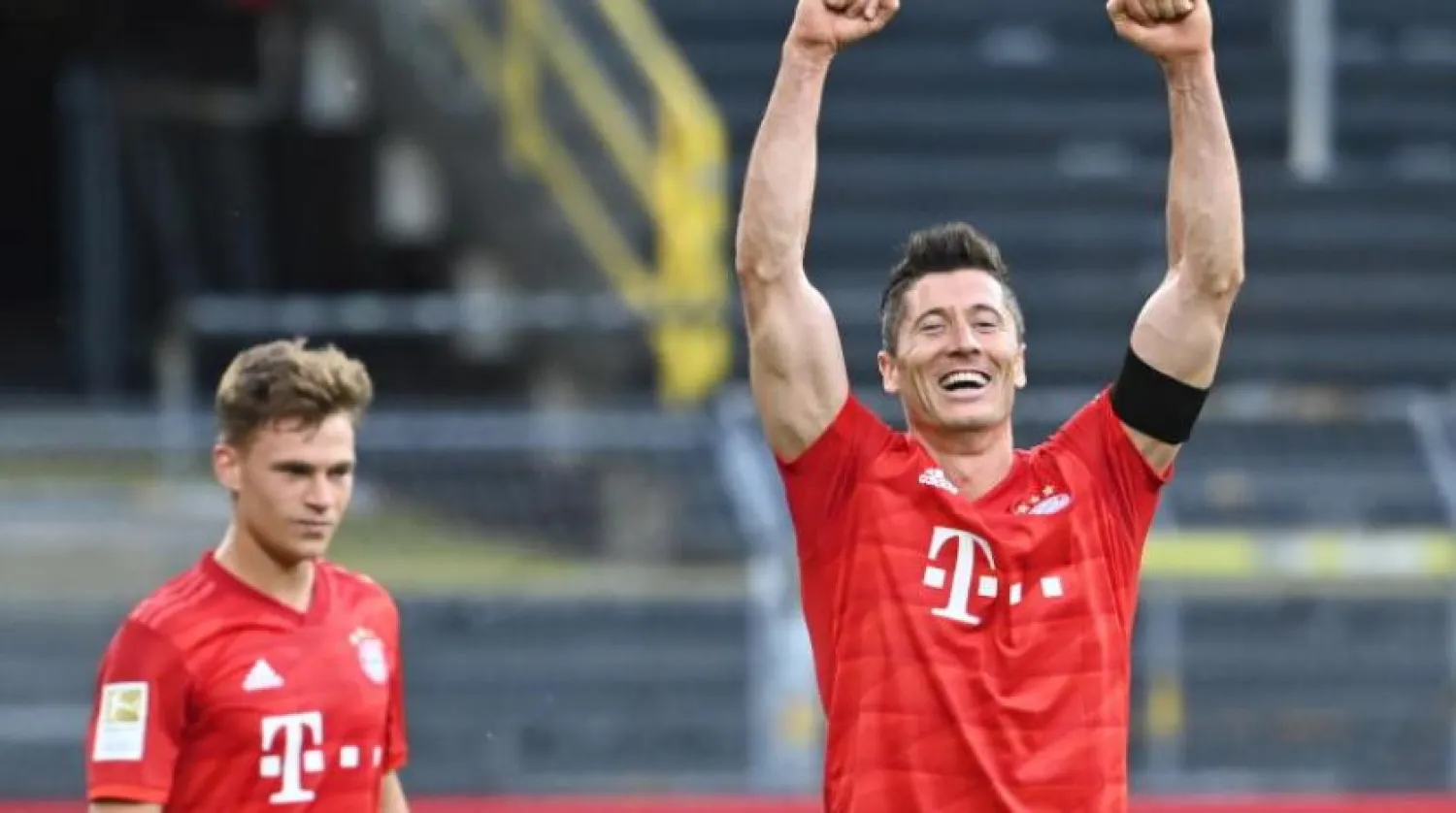 Bayern Münih oyuncuları Robert Lewandowski ve Joshua Kimmich, Borussia Dortmund maçı sonrası (EPA)
