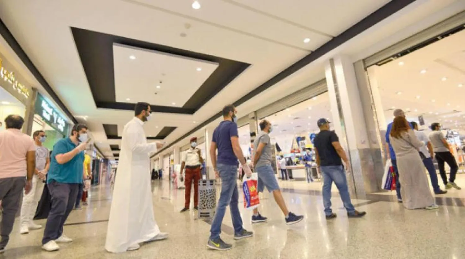 Sosyal mesafe kuralları ‘yeni normale’ geçişte önemli bir unsur. Körfez bölgesi aşamalı olarak normal hayat akışına dönüyor (AFP)