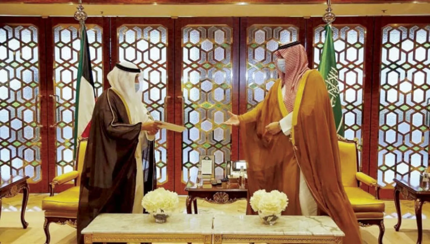 الأمير تركي بن محمد خلال استقباله الشيخ أحمد الصباح وزير الخارجية الكويتي (كونا)