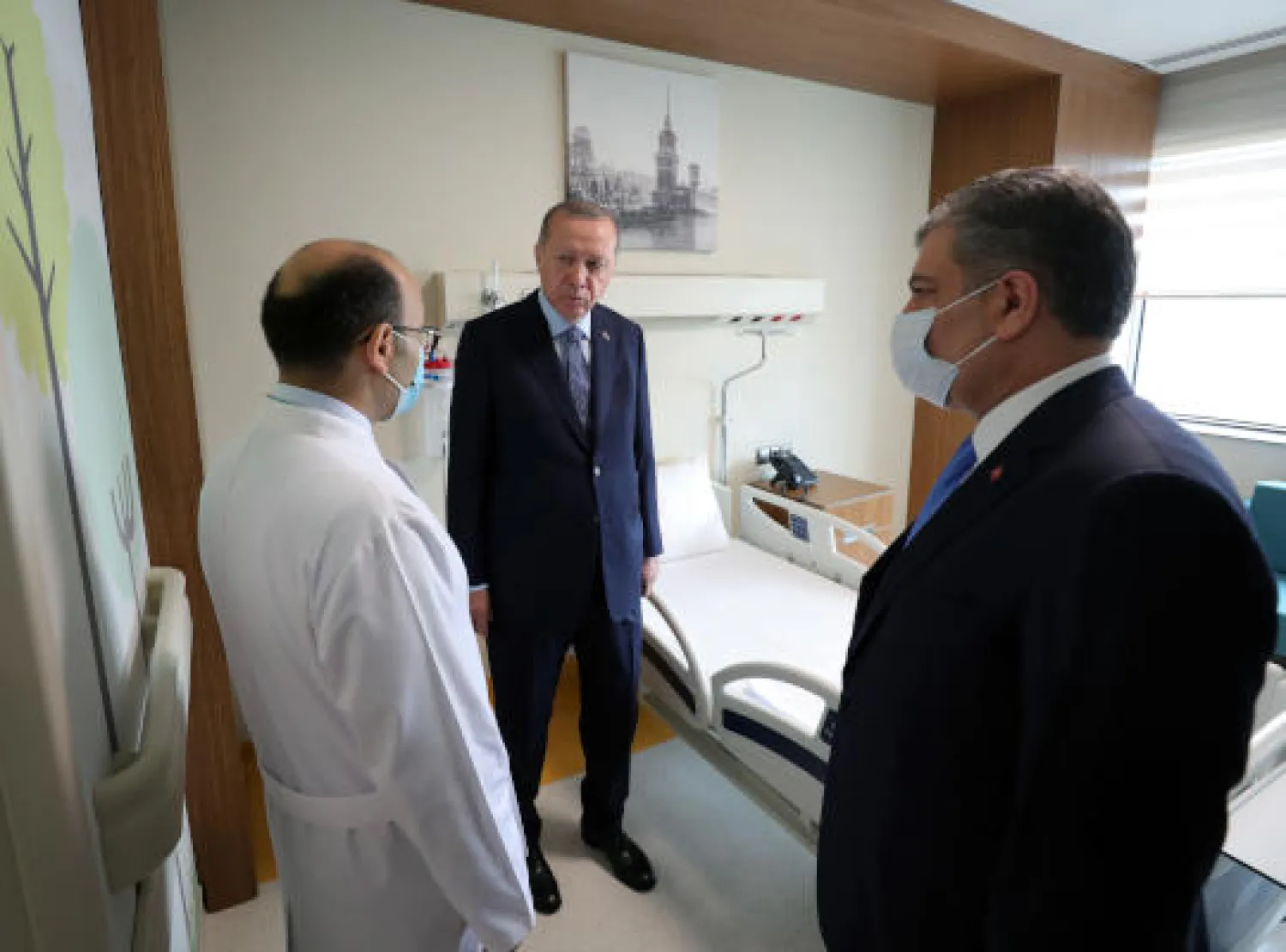 21 May 2020, Turkey, Istanbul: Turkish President Recep Tayyip Erdogan (C) and Turkish Health Minister Fahrettin Koca (R) talk to a health worker during a tour at the Basaksehir Cam and Sakura City Hospital ahead of its inauguration ceremony in Istanbul. Photo: -/PPI via ZUMA Wire/dpa
