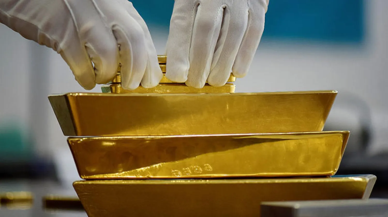 يتوقع محللون أن تقود تداعيات جائحة «كورونا» أسعار الذهب إلى مستويات قياسية (رويترز)