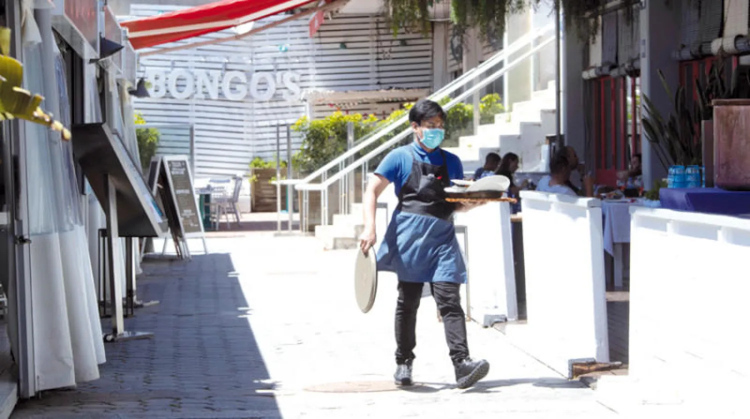 أعاد كثير من الدول الأوروبية المتوسطية فتح المطاعم والشواطئ تأهباً لعودة السياحة (إ.ب.أ)