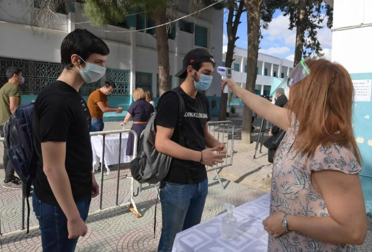  أشخاص يخضعون للفحص (أ.ف.ب)