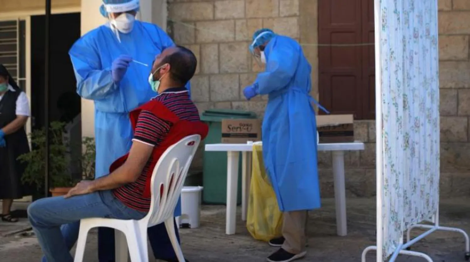 Lübnanlı bir adama koronavirüs testi yapılırken (AFP)