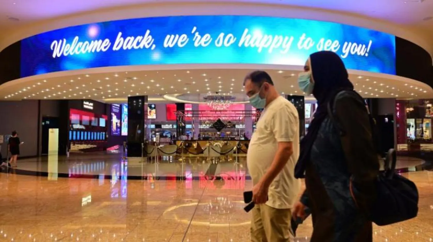 BAE’li yetkililerin kısıtlamaları hafifletmesinin ardından Dubai Mall’da hareketlilik yavaş da olsa başladı. (AFP)
