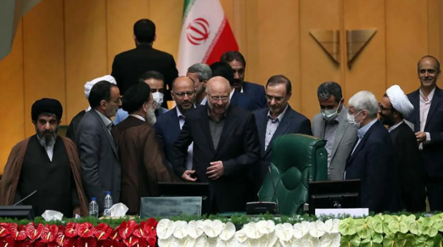 Muhammed Bekir Kalibaf Meclis Başkanı olarak seçilmesinin ardından muhafazakarlar tarafından tebrik ediliyor (EPA)