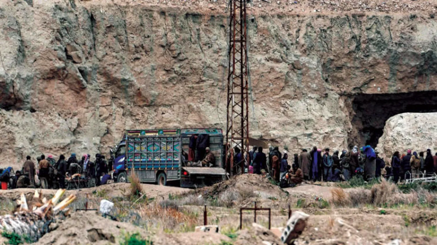 عناصر من «داعش» عند استسلامها لـ {قوات سوريا الديمقراطية} في مارس من العام الماضي (أ.ف.ب.)