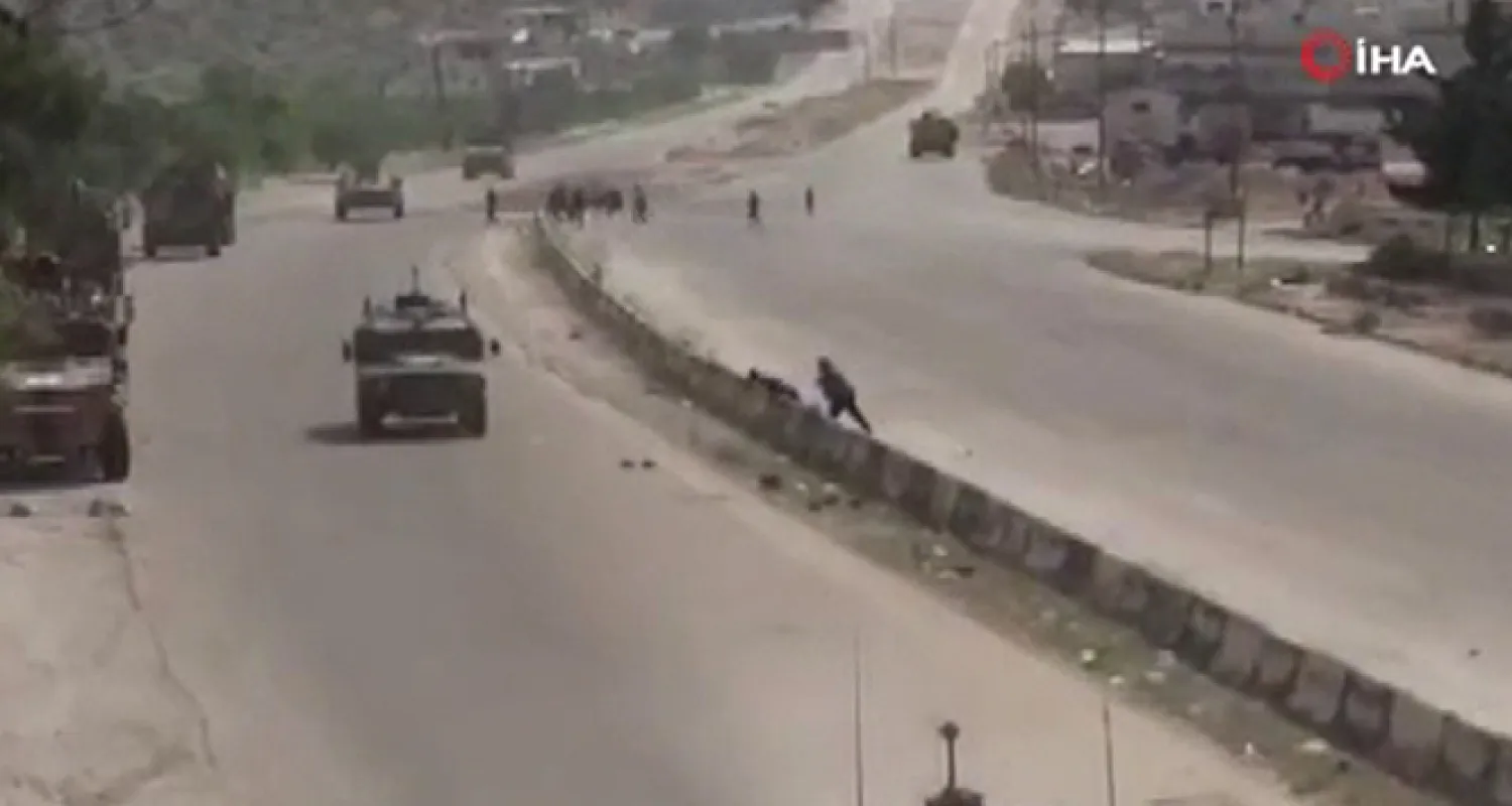 Suriye'de siviller Rus askeri konvoyunu taşladı