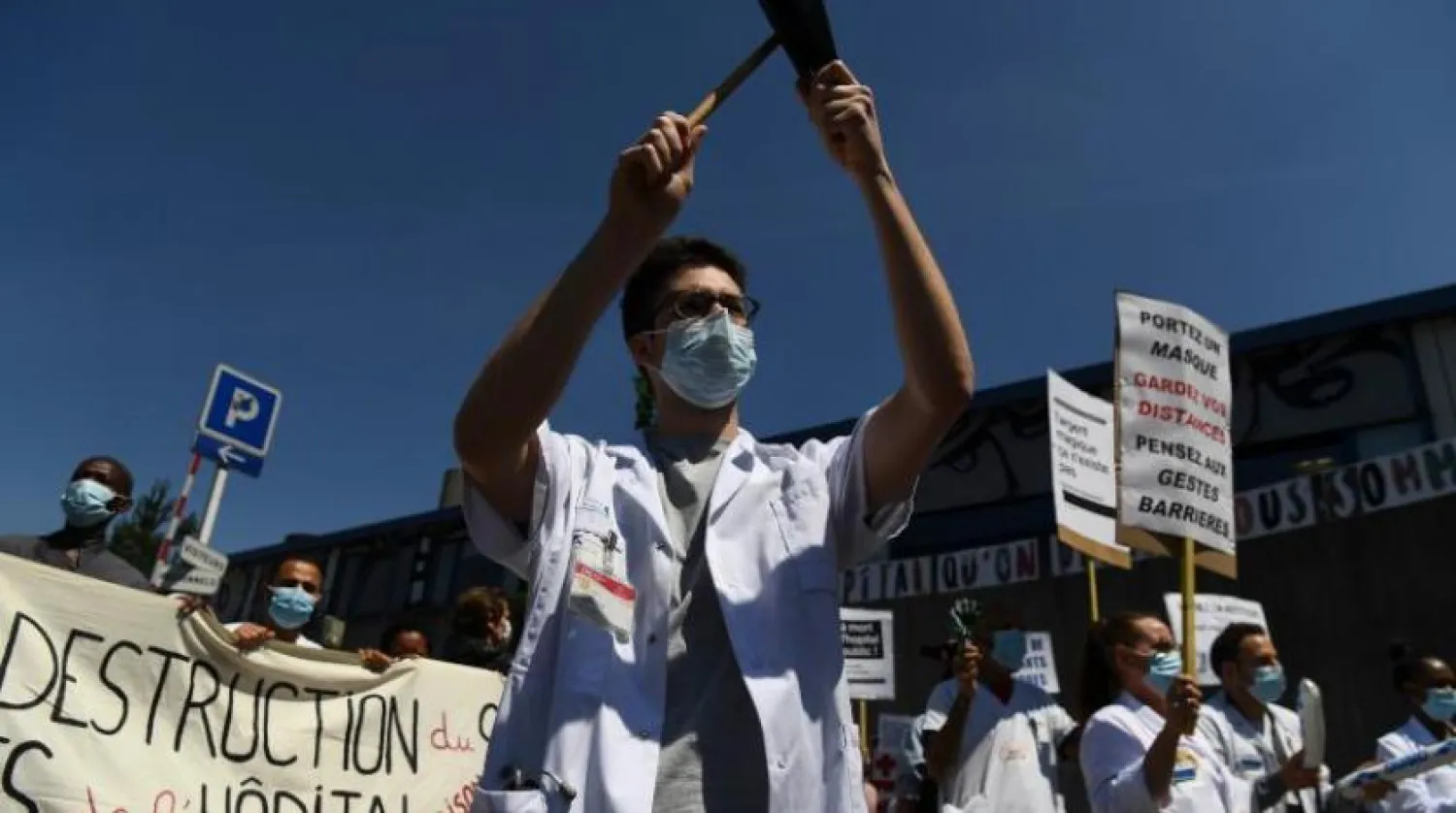 Sağlık çalışanları, Fransa'nın başkenti Paris’teki Robert Debre Hastanesi'nin önünde gösteri düzenledi.