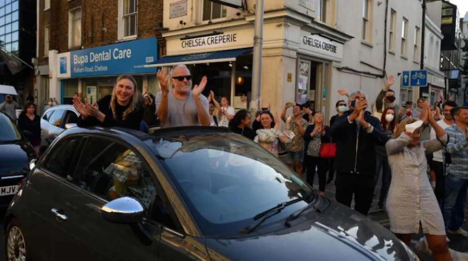 Londra’da sağlık uzmanlarını kutlayan insanlar (AFP)