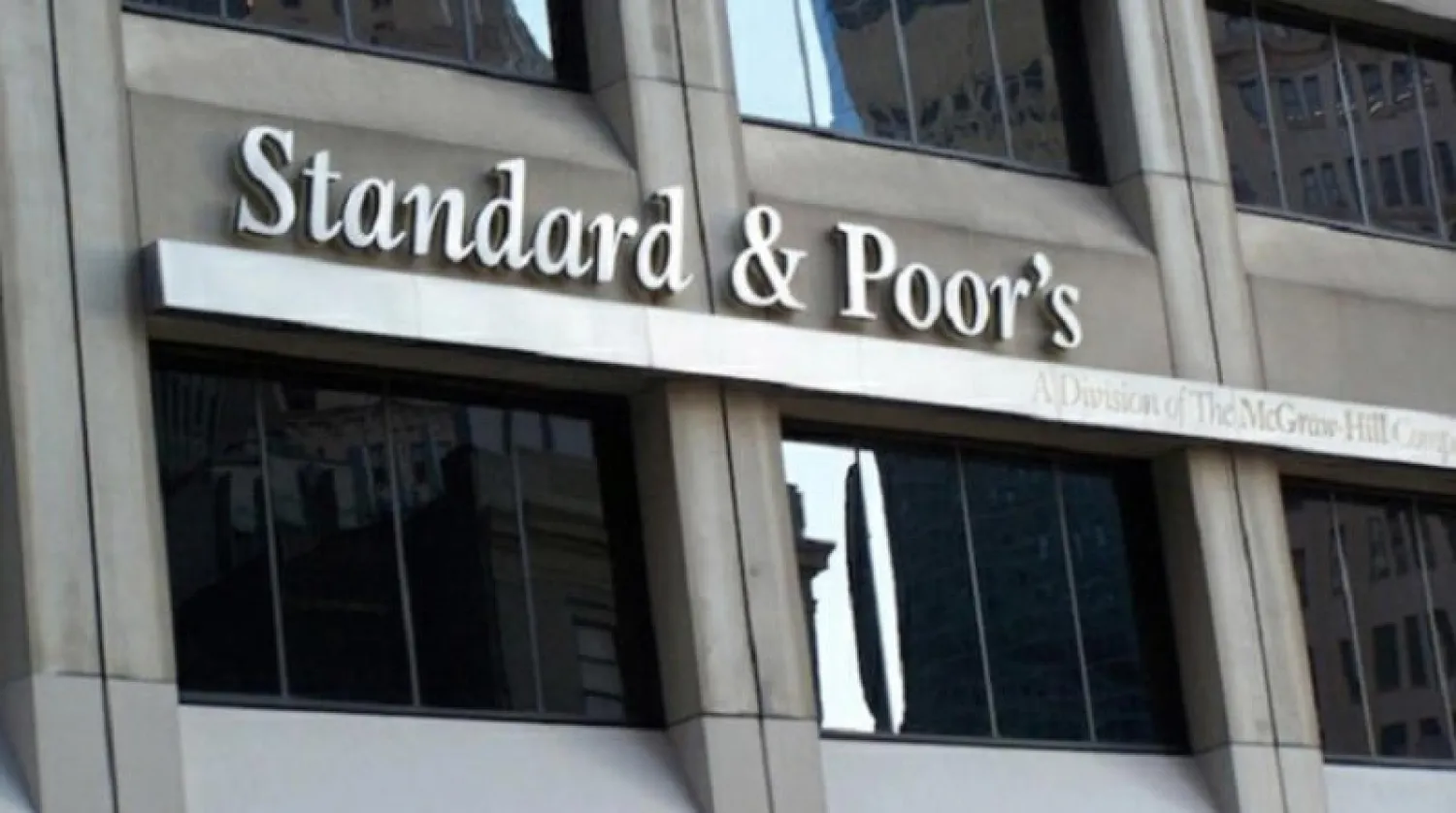«ستاندرد آند بورز» تلوّح بخفض تصنيف مزيد من المطارات