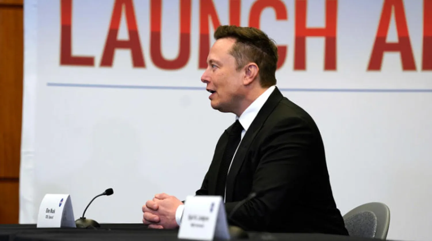 إيلون ماسك خلال اجتماع مائدة مستديرة مع الرئيس الأميركي في كيب كانيفرال الأربعاء الماضي (أ.ب)