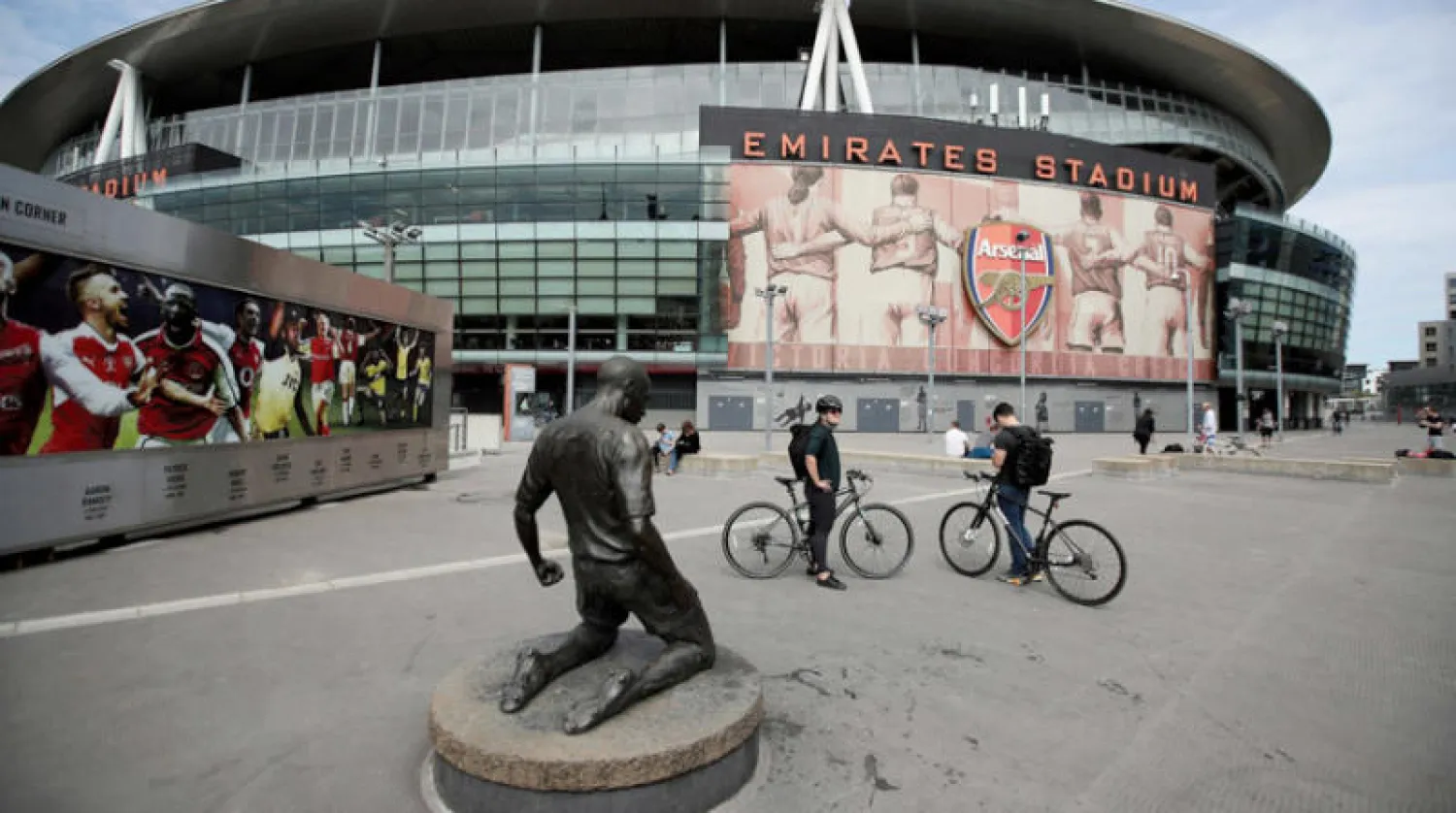 أندية الدوري الإنجليزي الممتاز وافقت على عودة التدريبات الجماعية والالتحامات (رويترز)