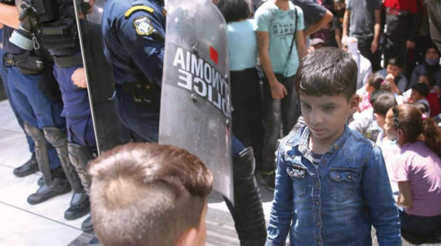 یک کودک پناهنده سوری در یونان، روز گذشته به همراه پدر و مادرش روبروی مقر دفتر کمیساریای عالی سازمان ملل در امور پناهندگان در آتن تحصن کرده‌است (EPA)