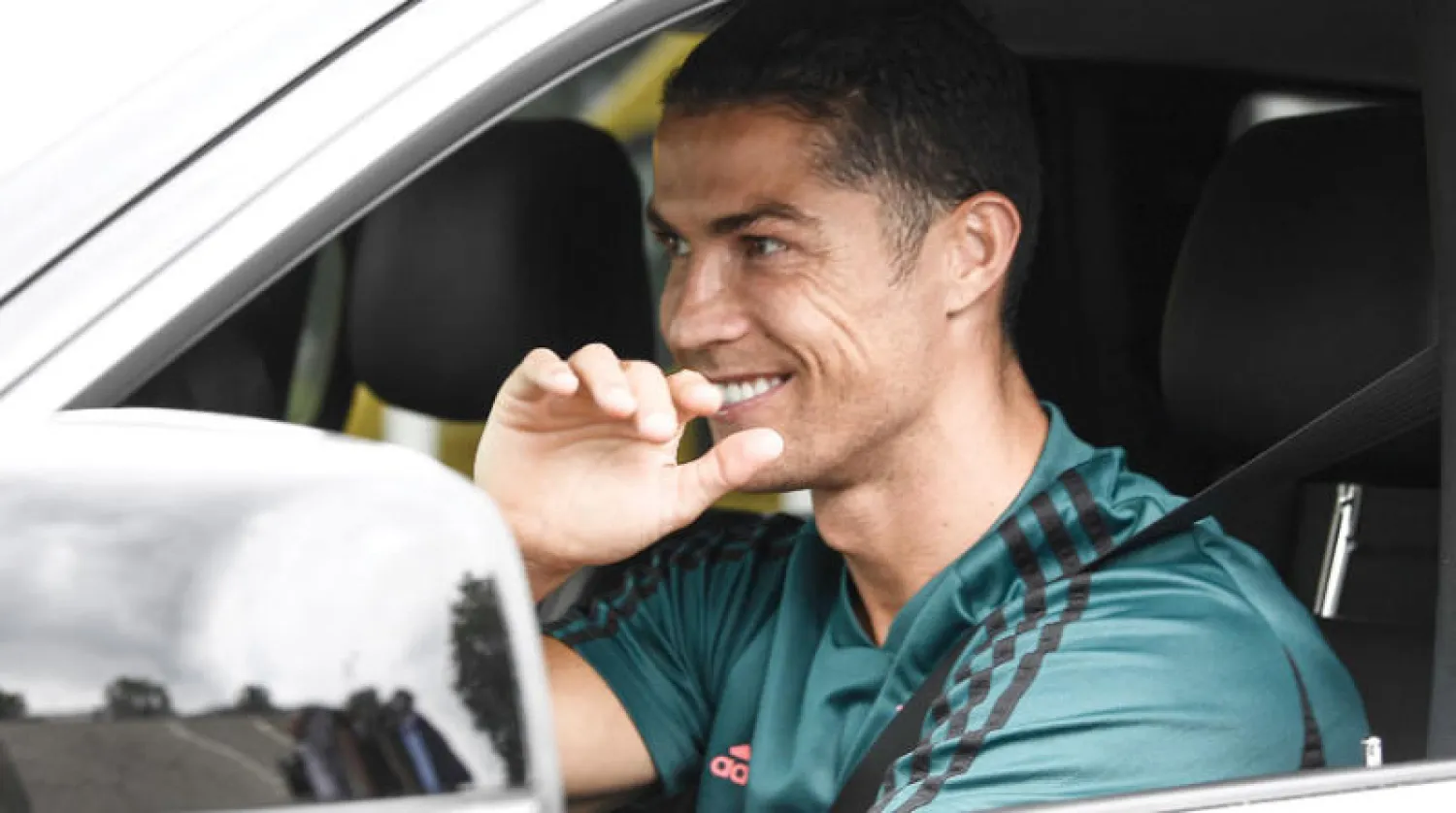 رونالدو في طريقه للانضمام إلى تدريبات يوفنتوس (أ.ب)