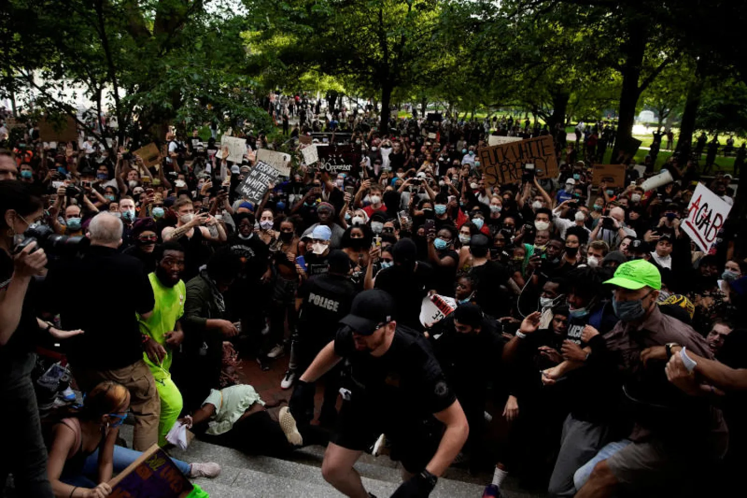 مظاهرة في واشنطن احتجاجاً على مقتل جورج فلويد (رويترز)