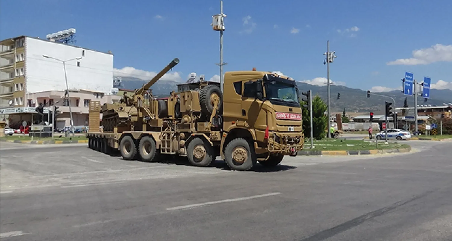 Sınıra obüs ve askeri personel sevkiyatı