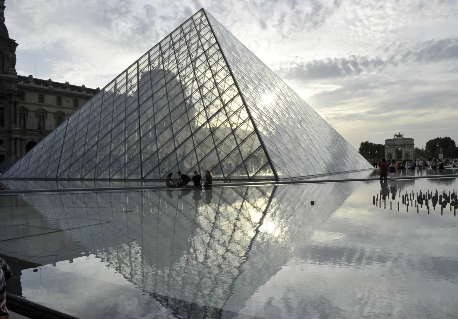 Louvre Müzesi, kapılarını yeniden açmaya hazırlanıyor