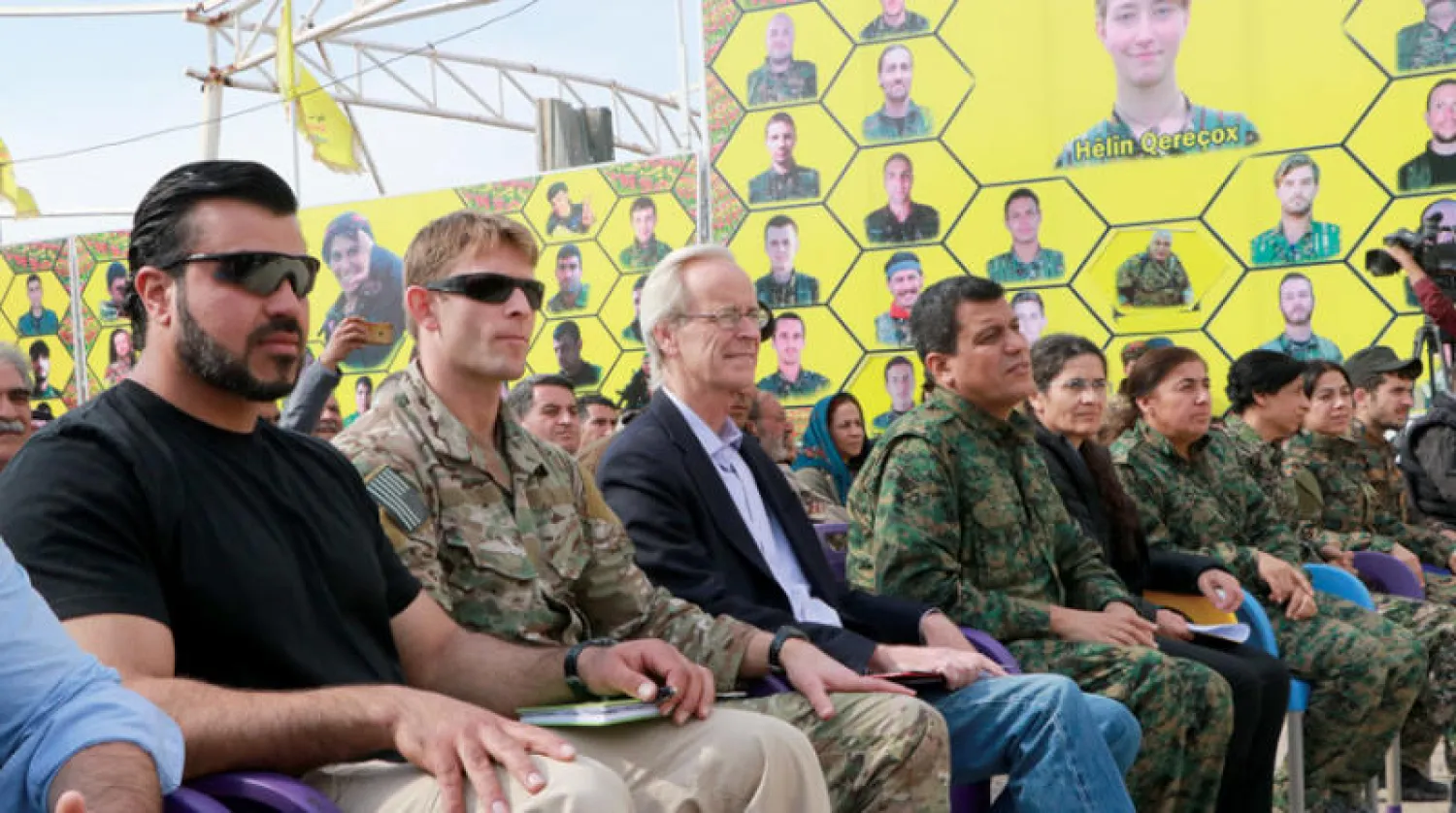 السفير الأميركي وليام روباك متوسطا قادة عسكريين أكرادا شرق الفرات (الشرق الأوسط)