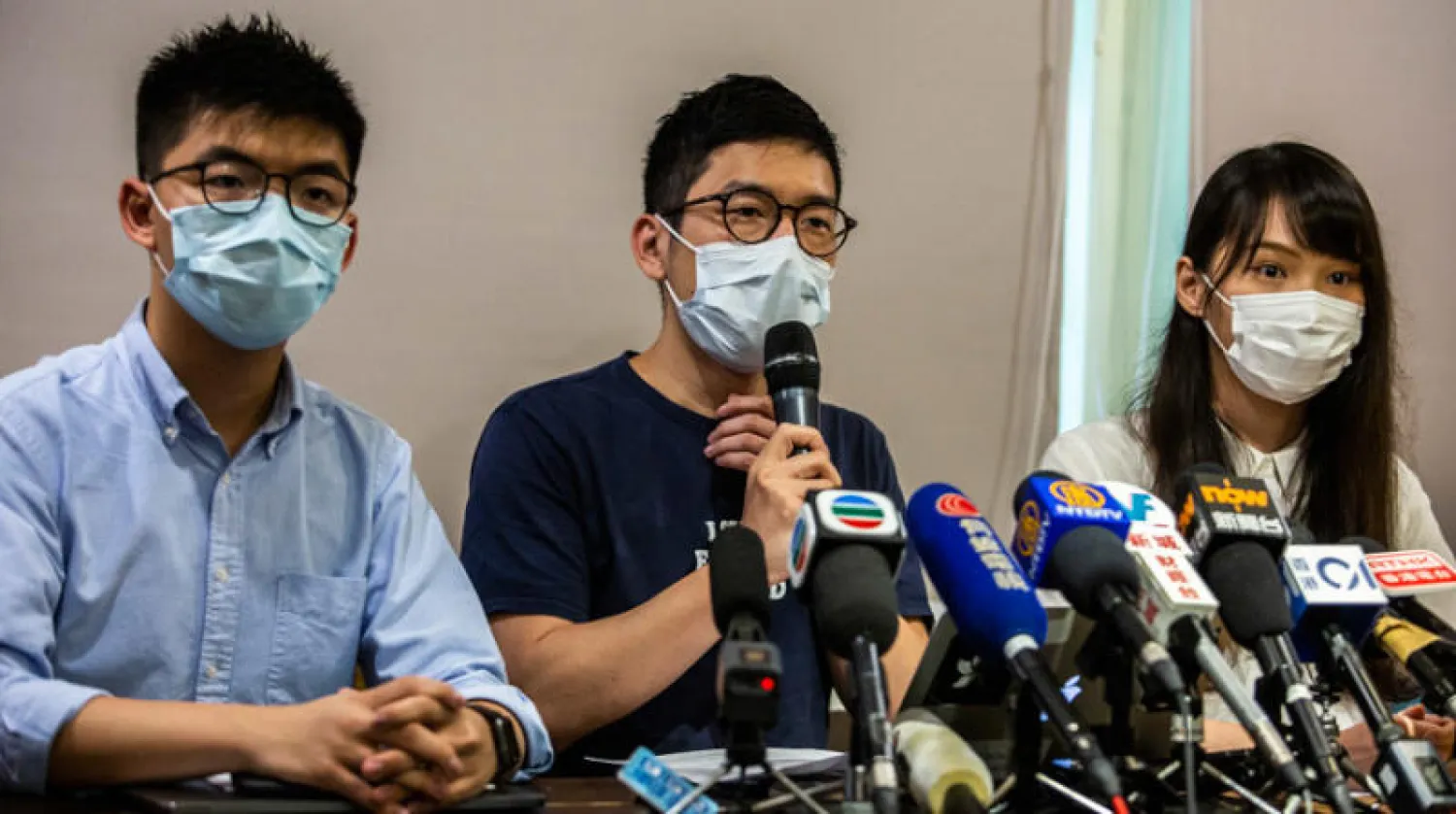 قادة الحركة الديمقراطية في هونغ كونغ يعقدون مؤتمراً صحافياً بعد خطاب ترمب الذي أعلن فيه نهاية الامتيازات الخاصة الممنوحة لهونغ كونغ (أ.ف.ب)