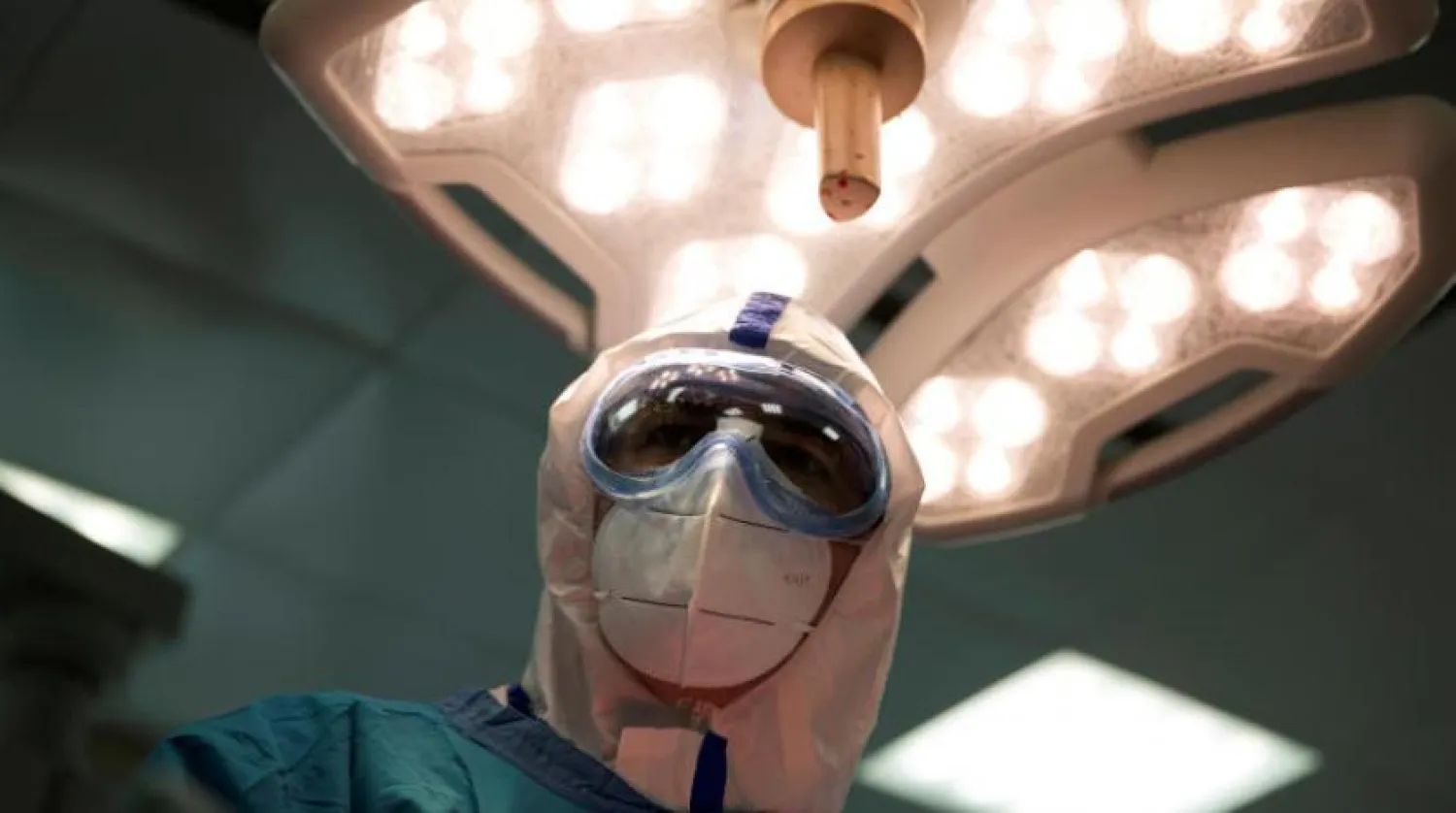 Bir Rus doktor koronavirüs hastasını tedavi ediyor (Reuters)