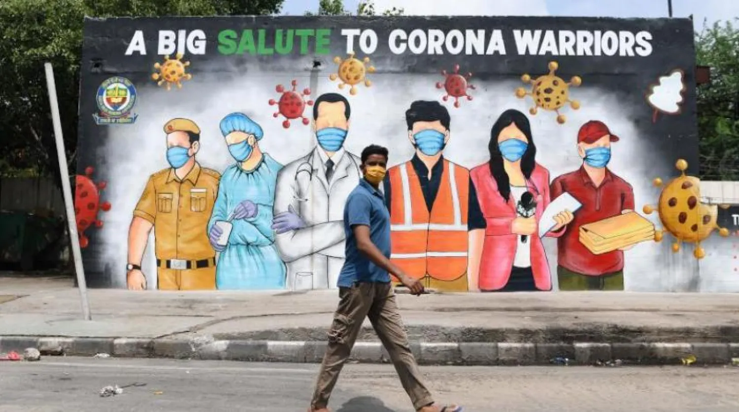 Yeni Delhi'de maske takan bir vatandaş (AFP)