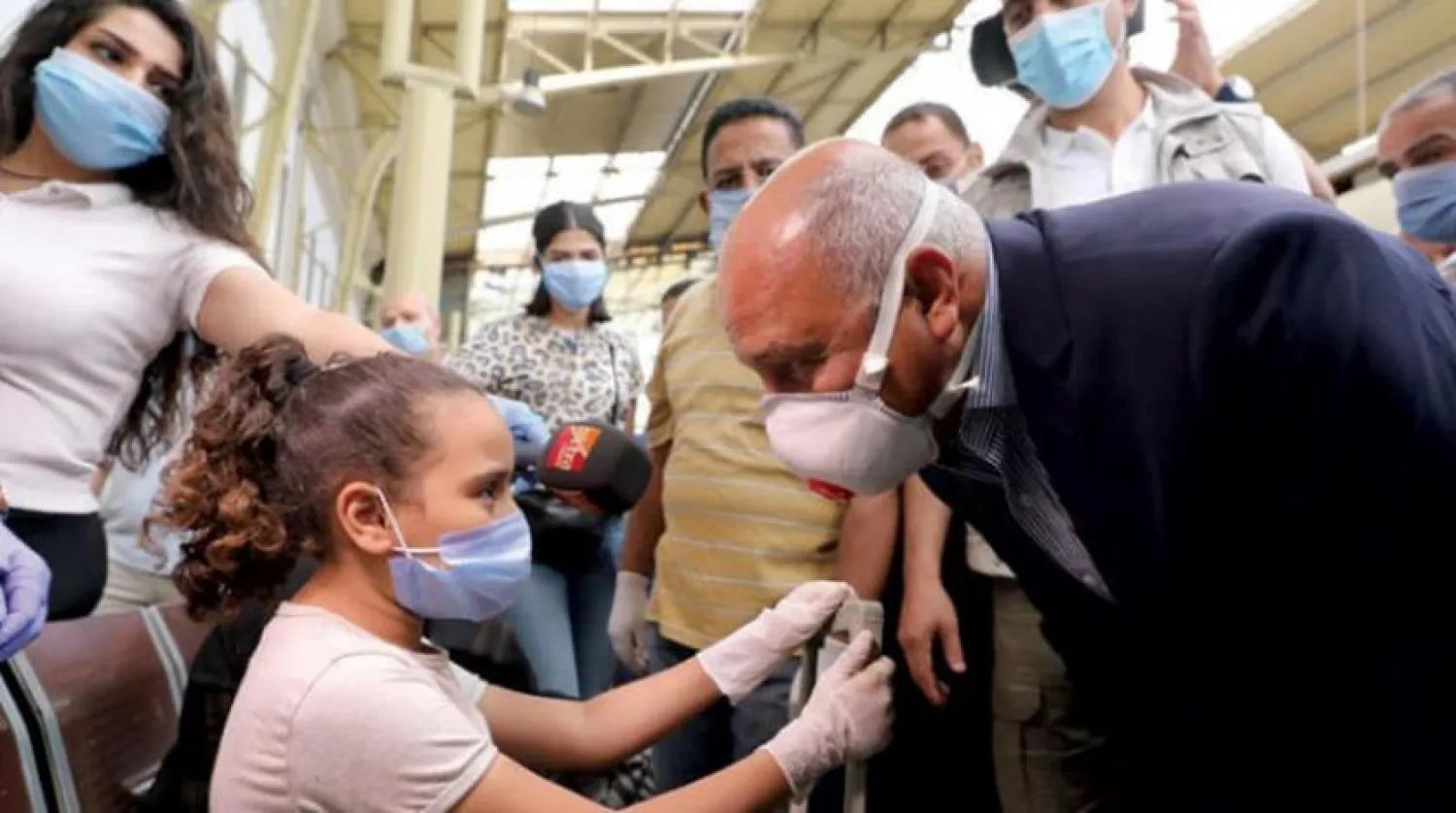 Mısır Ulaştırma Bakanı tren istasyonunu gezerken (Mısır Hükümeti)
