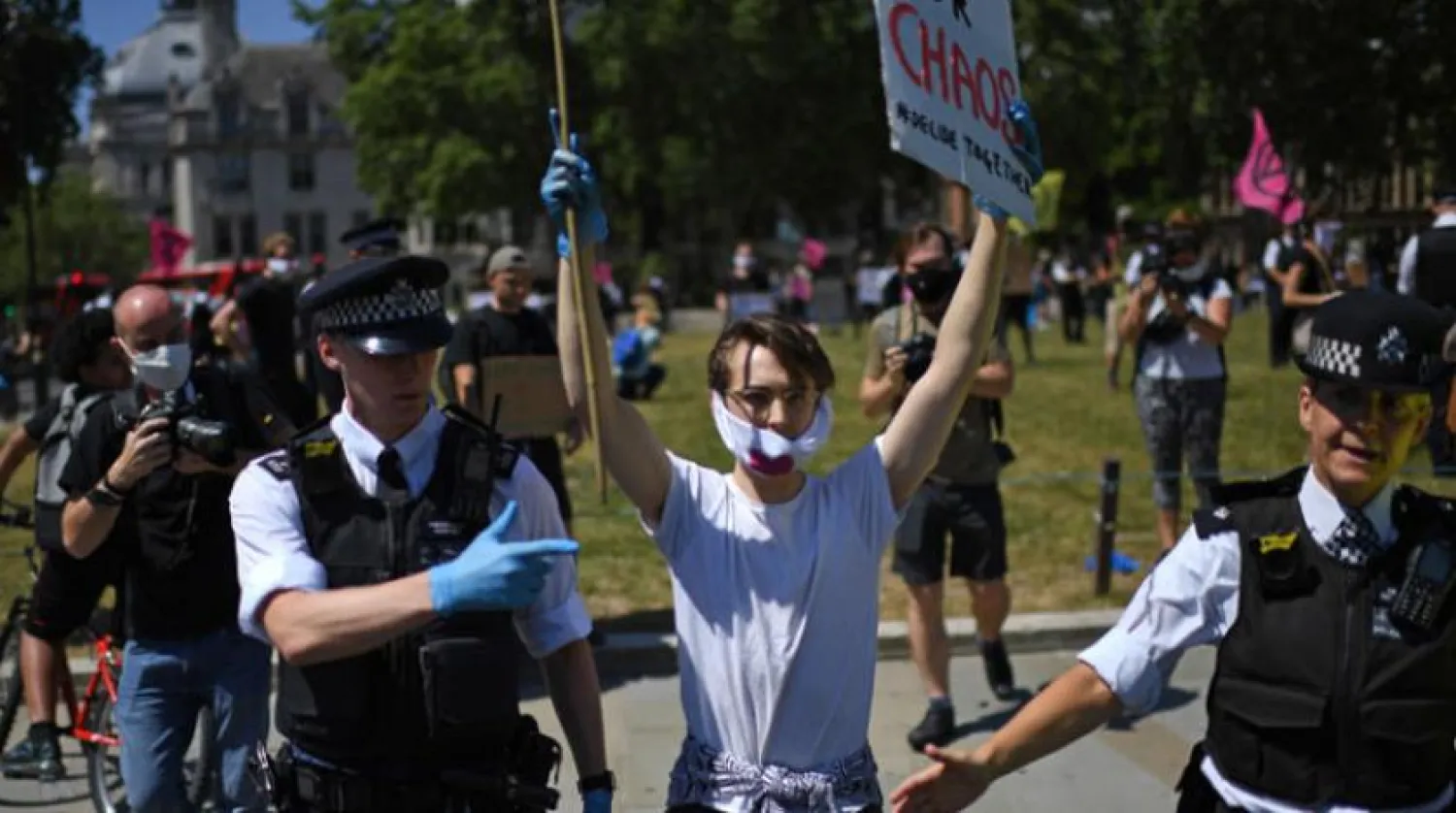Londra’da dün polis çevre aktivistlerinden birini tutukladı (AFP)