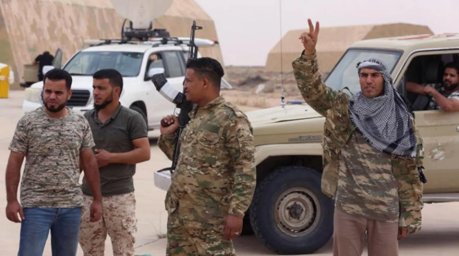 Trablus’un batısındaki el-Vatiyye hava üssünde bulunan UMH’ye bağlı  askeri unsurlar (AFP)
