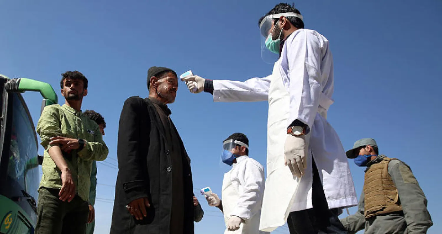 كوادر طبية تجري فحص حرارة ليمنيين في صنعاء (أ.ب)