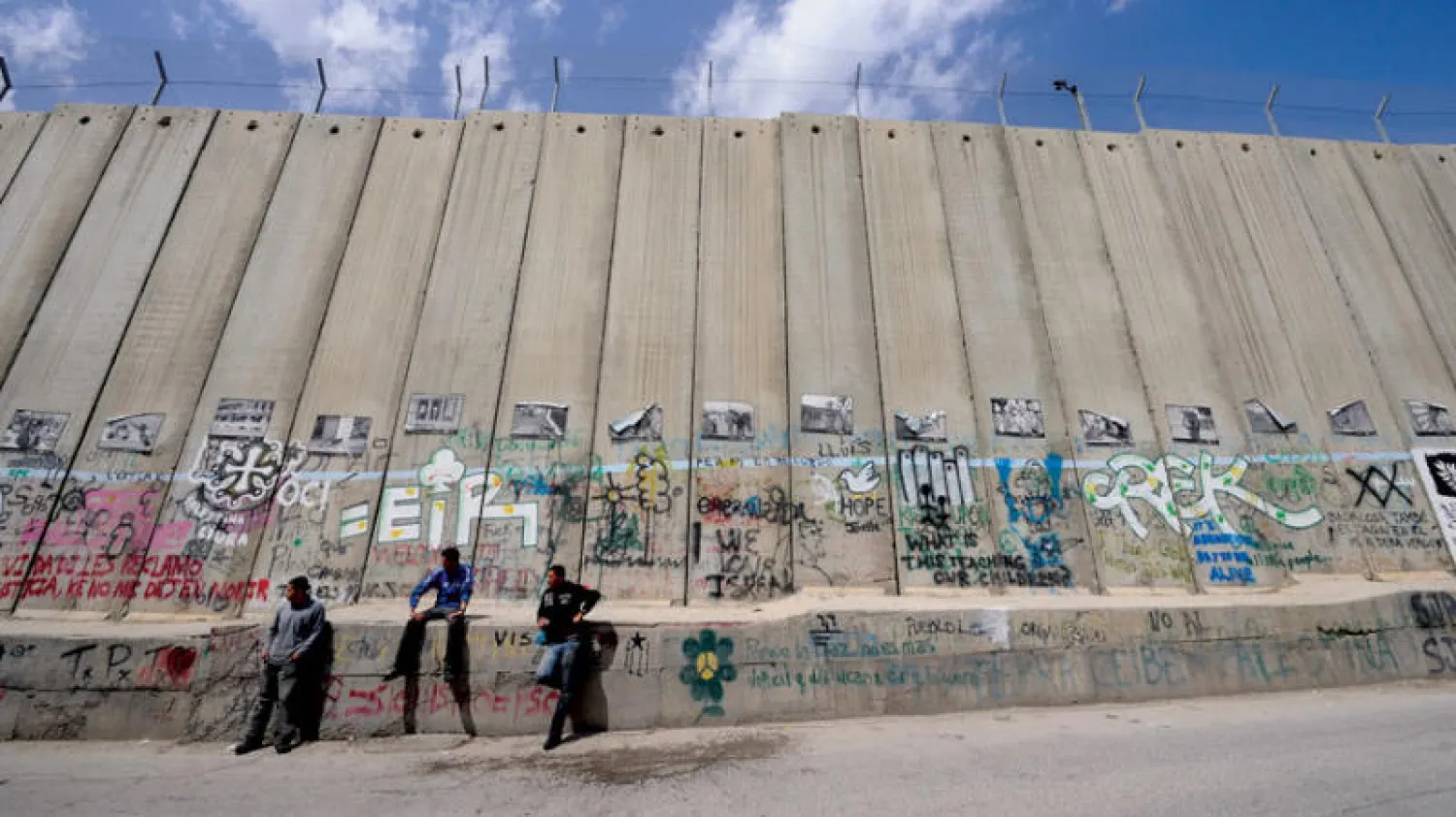 الجدار العازل وأزمات معيشية تخنق الفلسطينيين في الضفة (غيتي)