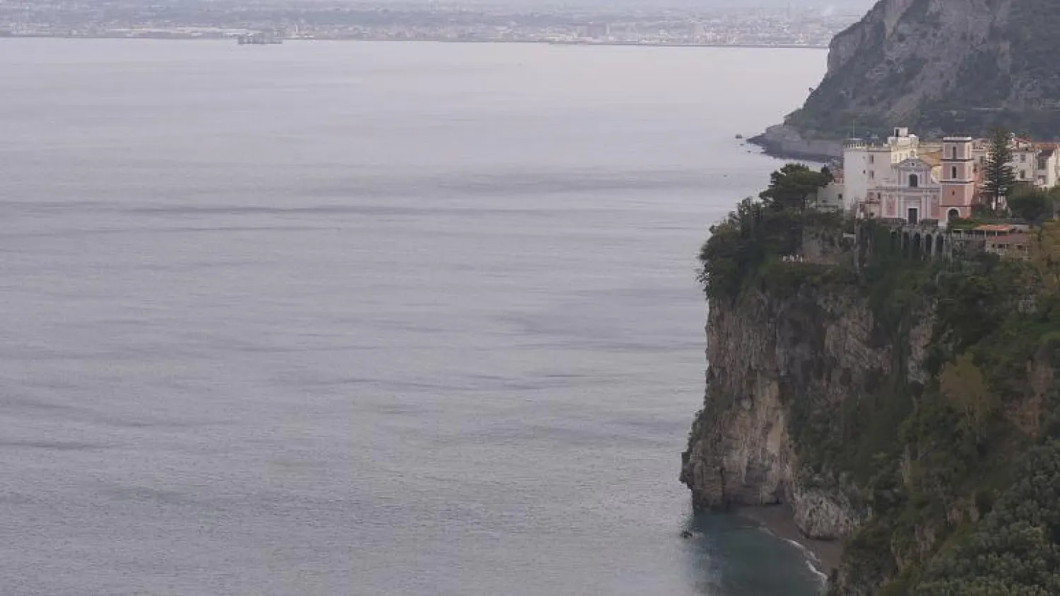 İtalya'nın Napoli Körfezi'ne bakan Vico Equense kasabası  (AP)