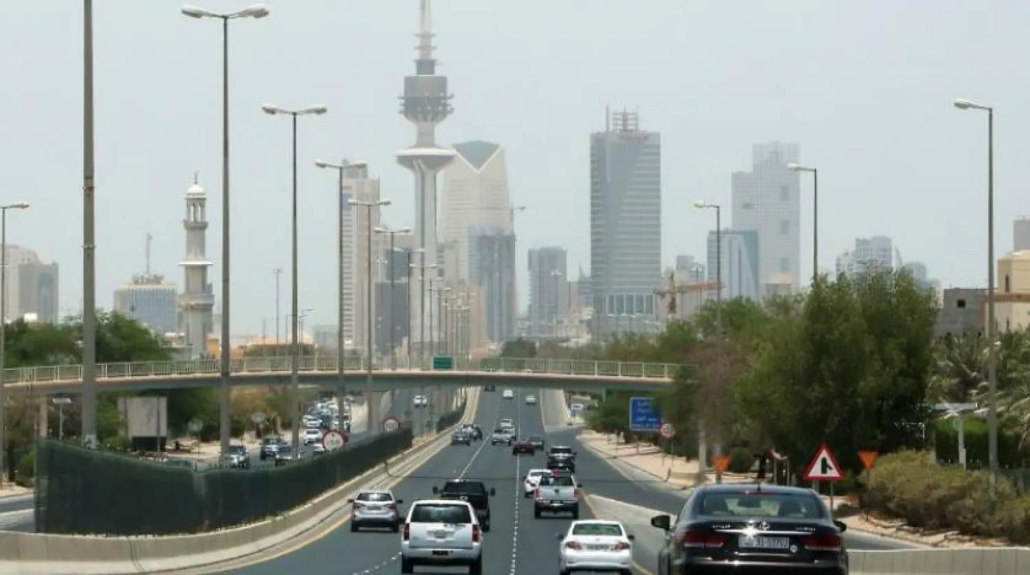تردد خودروها در اتوبانی در پایتخت کویت پس از کاهش برخی محدودیت ها (فرانس پرس)