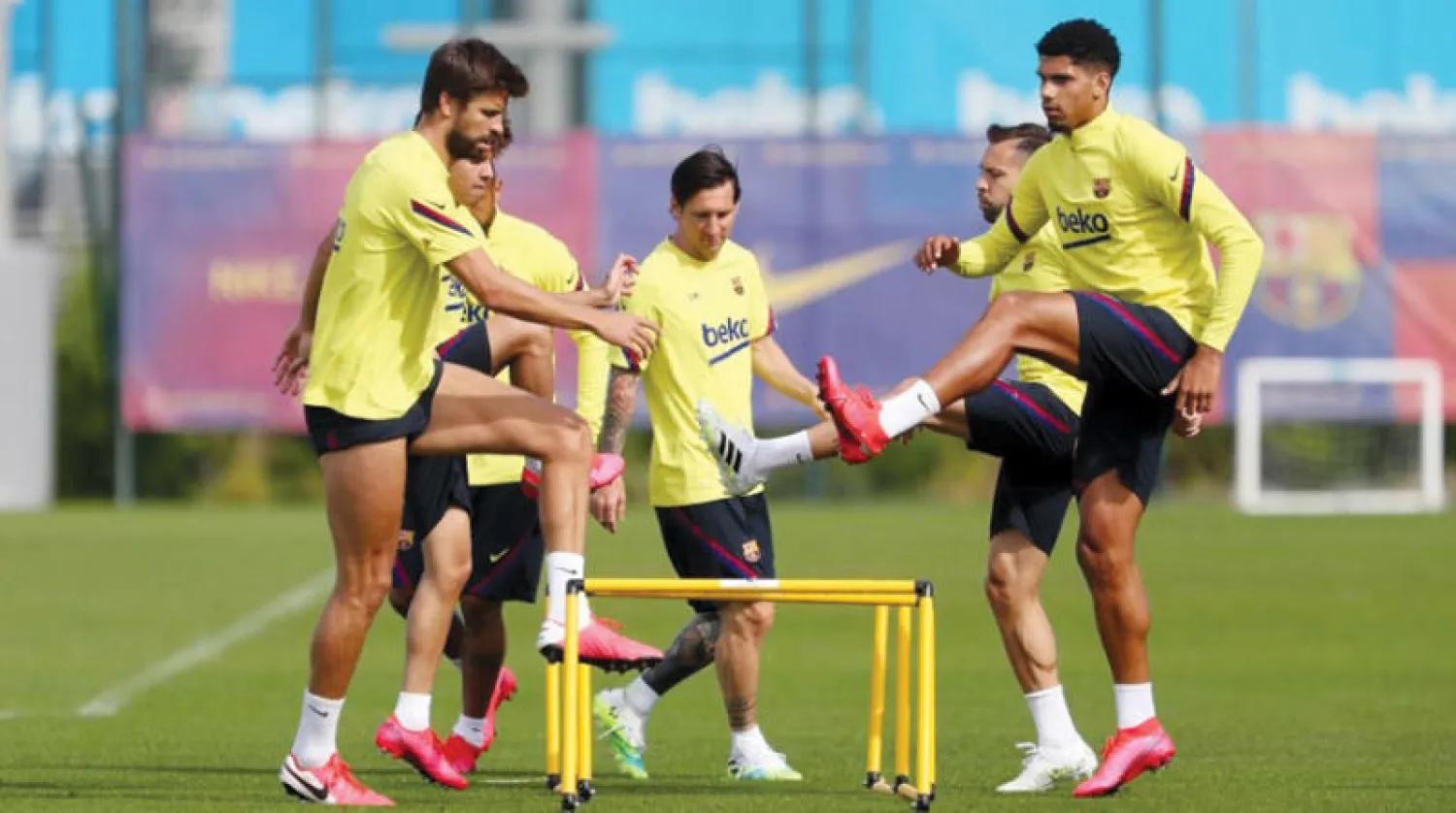 لاعبو برشلونة يظهر عليهم الحماس خلال التدريبات تأهباً للعودة إلى المباريات (أ.ف.ب)