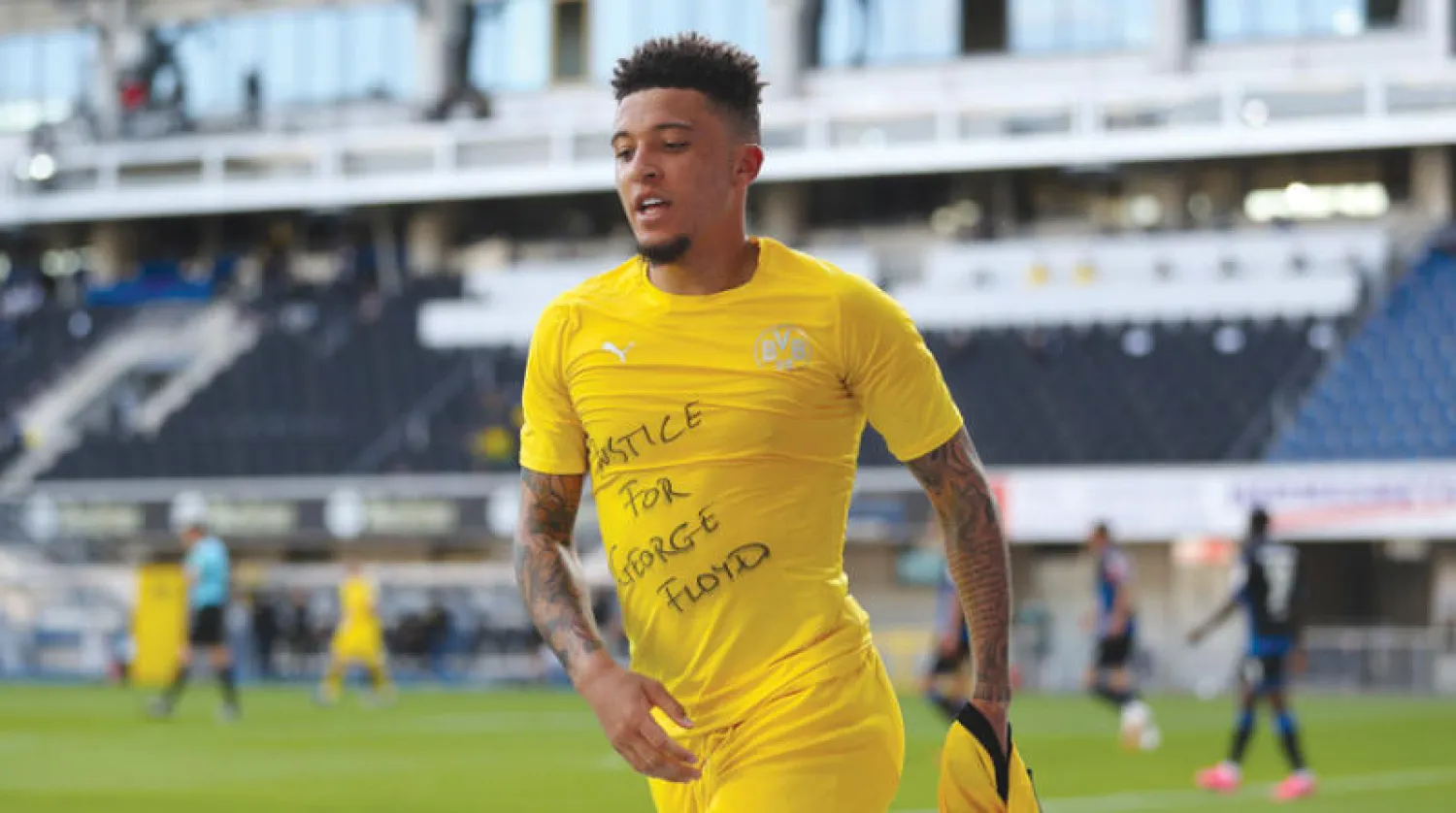 سانشو يستعرض خلال احتفاله بثلاثيته عبارة «العدالة لفلويد» (إ.ب.أ)