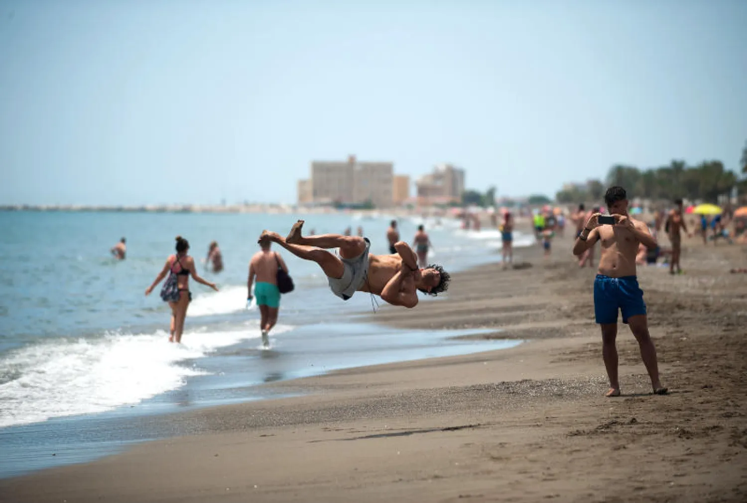 شواطئ ملقة الإسبانية بعد إعادة فتحها (د.ب.أ)