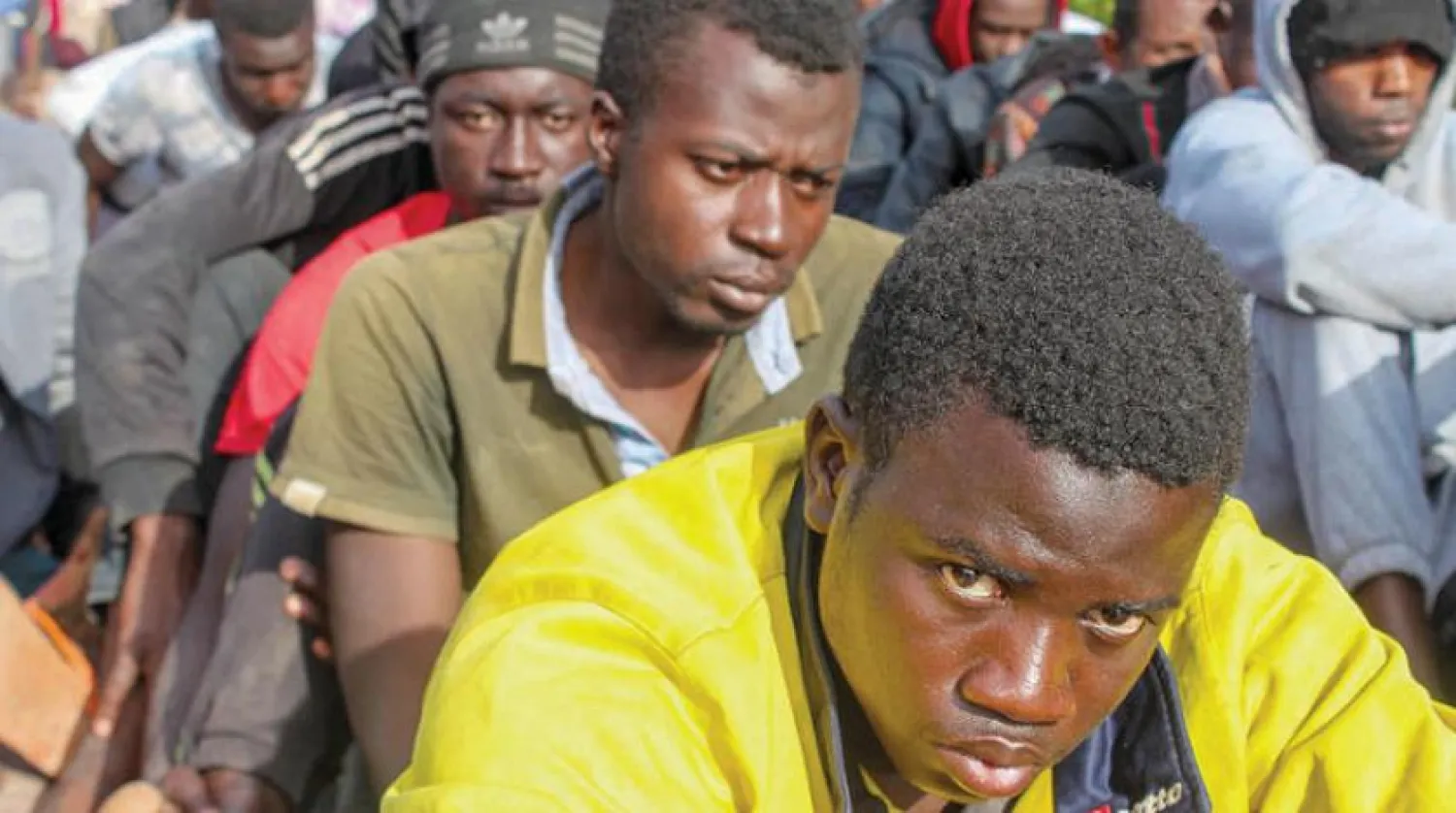 Trablus’un 135 km doğusundaki el-Hums’ta Avrupa’ya yelken açmaya çalıştıkları sırasında Libyalı yetkililer tarafından yakalanan yasa dışı göçmenler. (Reuters)