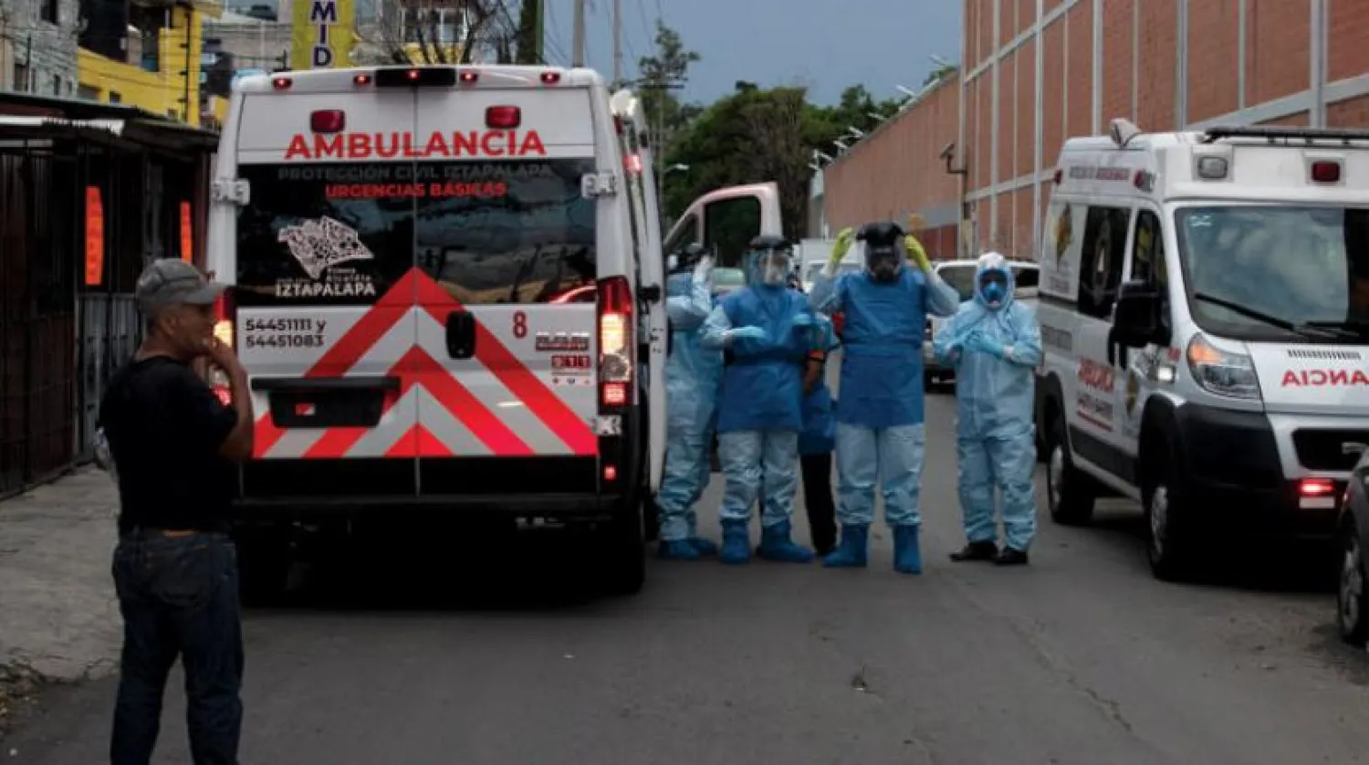 Koronavirüse yakalanmış bir hastayı nakleden Meksikalı hemşireler. (AP)