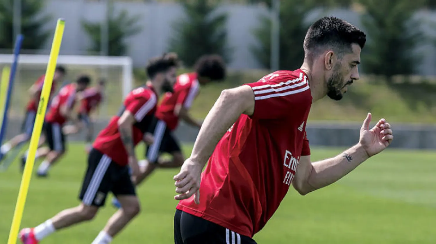 لاعبو فريق بنفيكا حامل اللقب البرتغالي خلال التدريب استعداداً لاستكمال الموسم (أ.ف.ب)