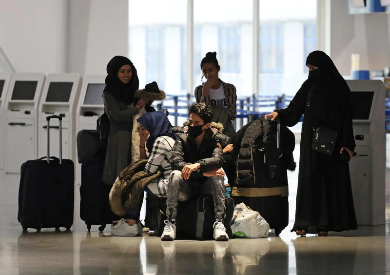 مسافرون في مطار أثينا الدولي (رويترز)