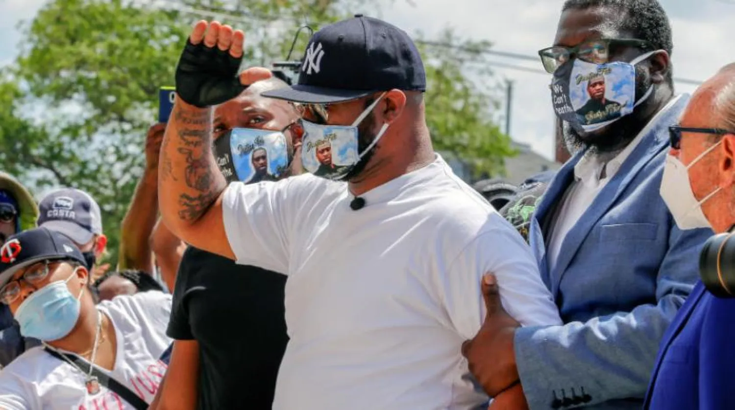 George Floyd'un kardeşi Terrence, kardeşinin öldüğü yerin yakınında görüntülendi (Reuters)