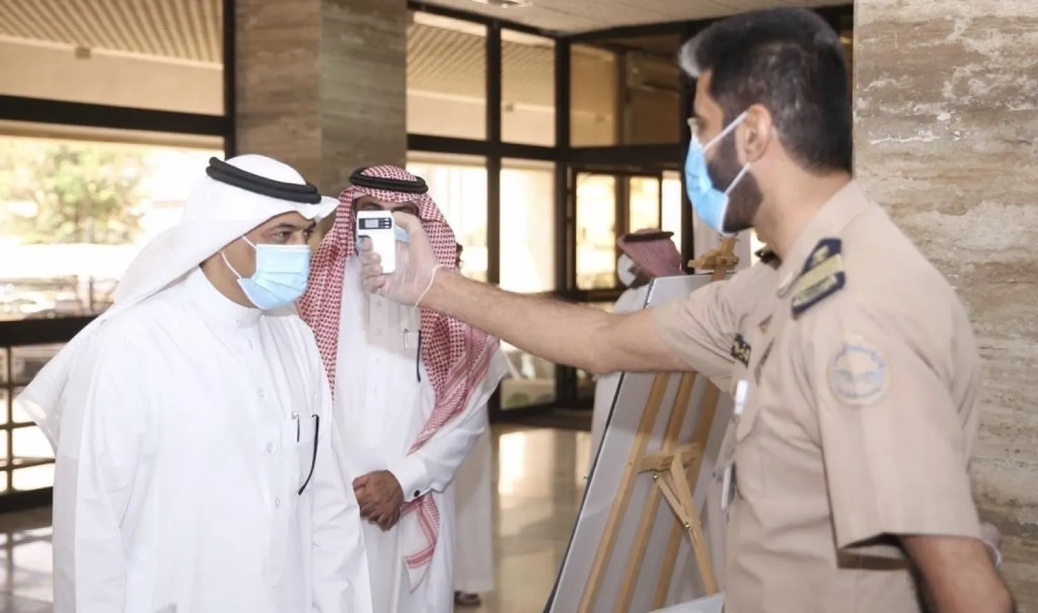 إجراءات احترازية مشددة مع عودة الموظفين لمقار أعمالهم (واس)