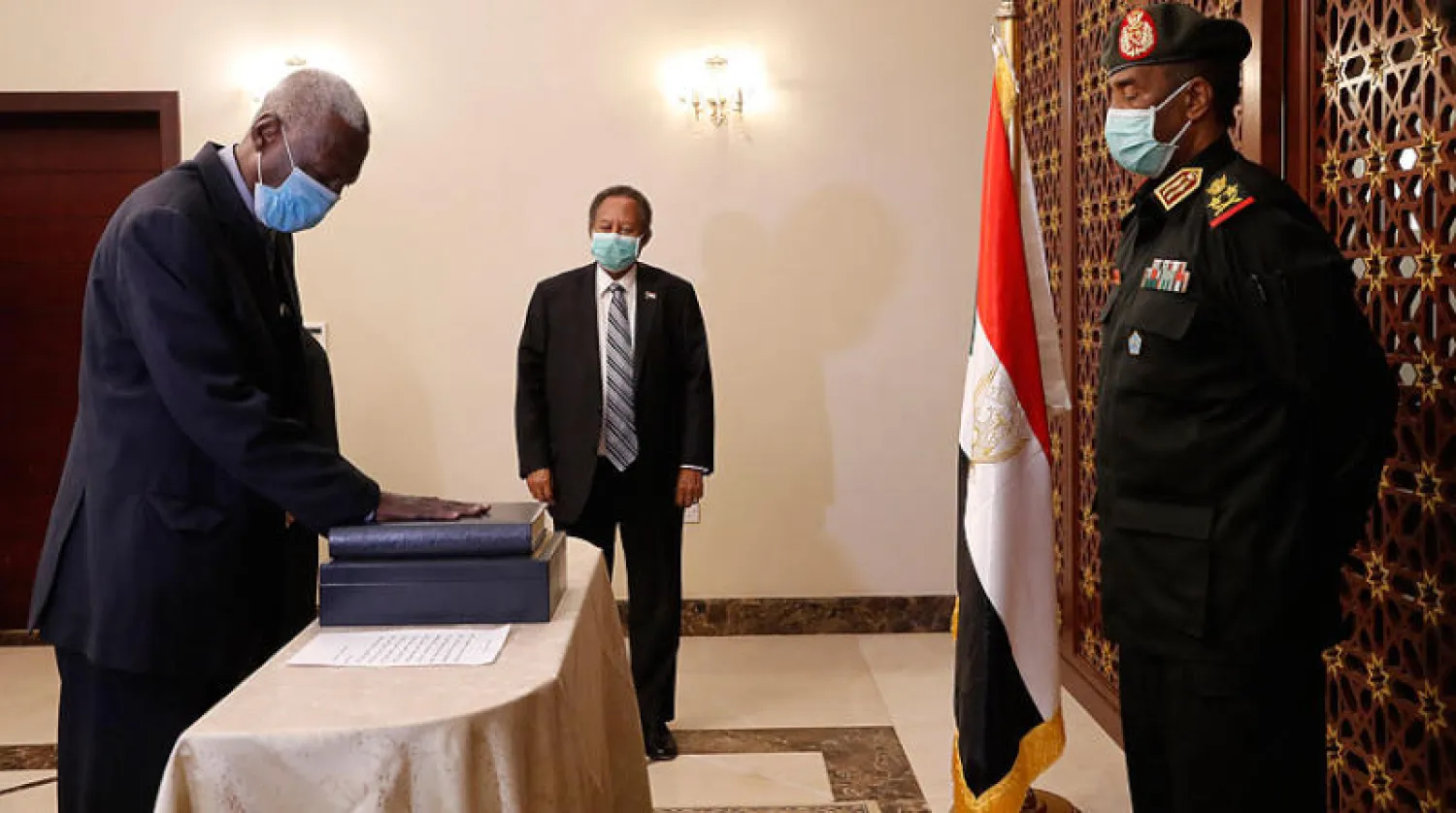 وزير الدفاع السوداني الجديد يؤدي اليمين الدستورية أمام البرهان وحمدوك في الخرطوم أمس (أ.ب)