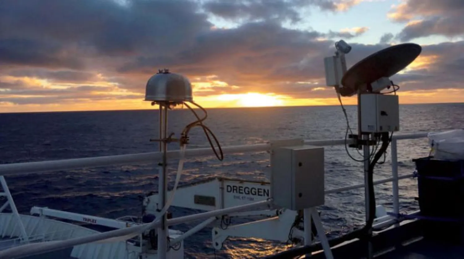 Bakteri örnekleri toplayan araştırma gemisi

