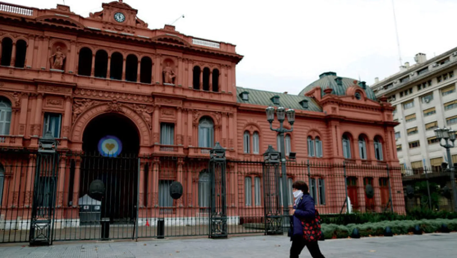 توقع وزير الاقتصاد الأرجنتيني أن تكون طريق المفاوضات مع الدائنين طويلة (رويترز)