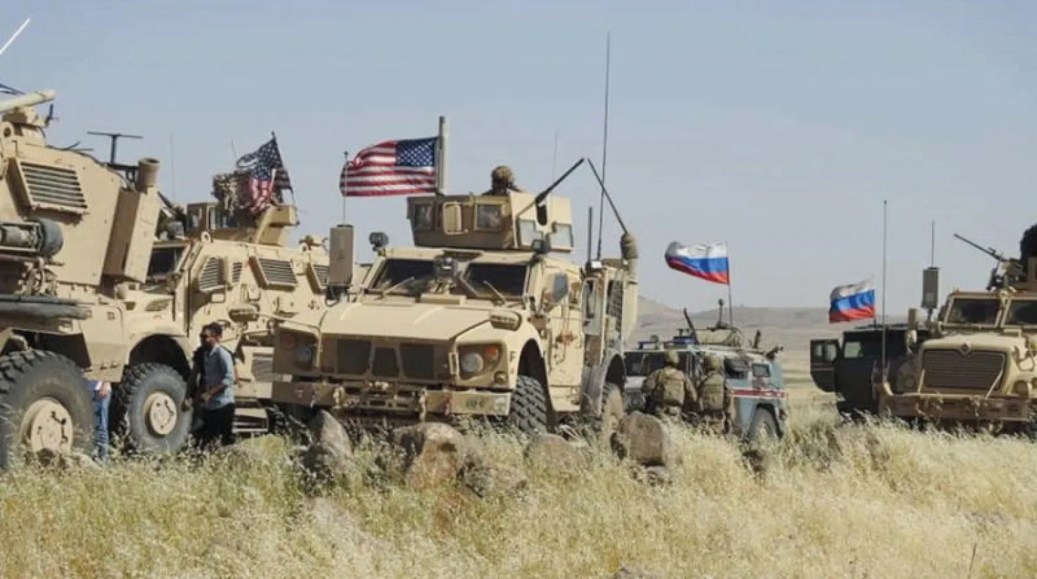 عربتان أميركيتان تواجهان آليتين روسيتين قرب المالكية شمال شرقي سوريا أمس (الشرق الأوسط)